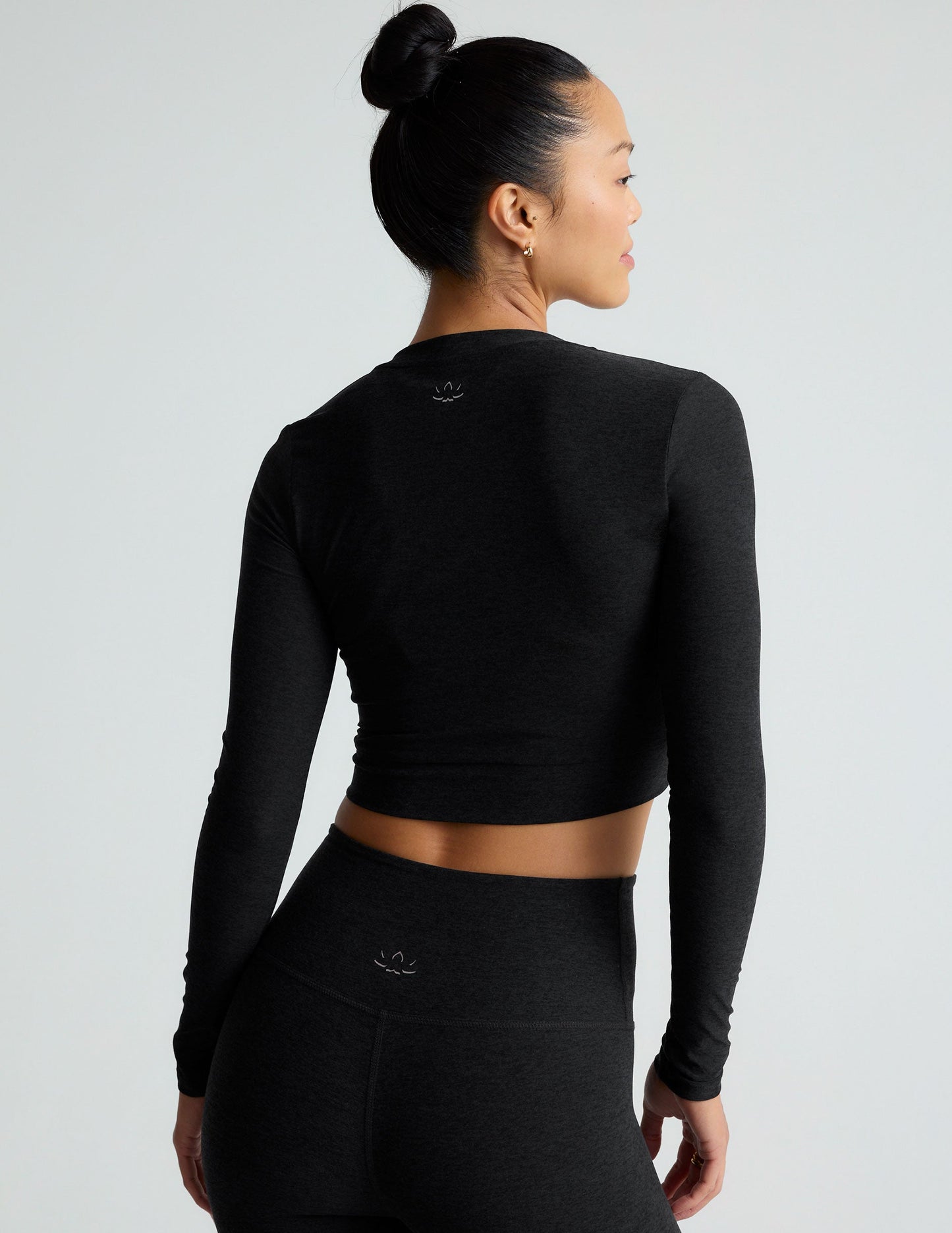 Beyond Yoga Featherweight Center Stage Cropped Long Sleeve Pullover